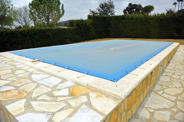 You are currently viewing How to Choose the Right Cover for Your Pool